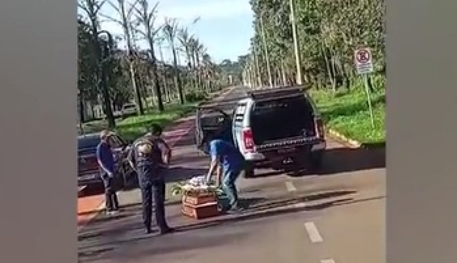 Caixão com corpo cai de carro funerário no meio de avenida