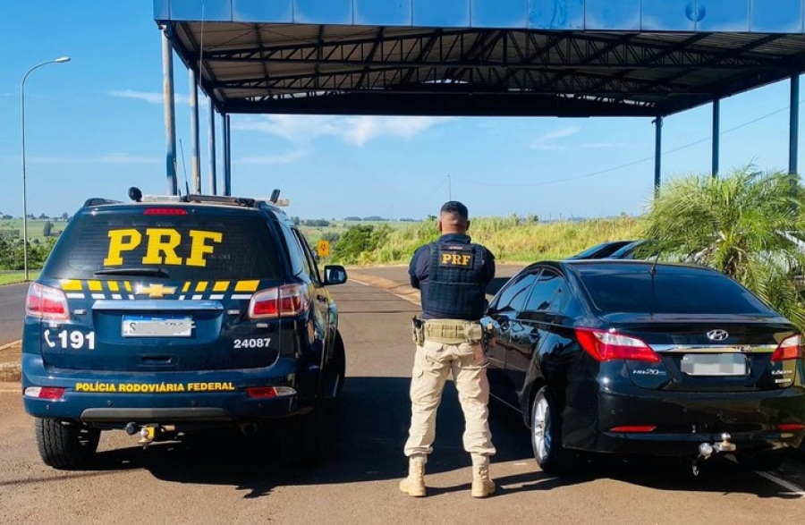 PRF recupera veículo roubado em Naviraí